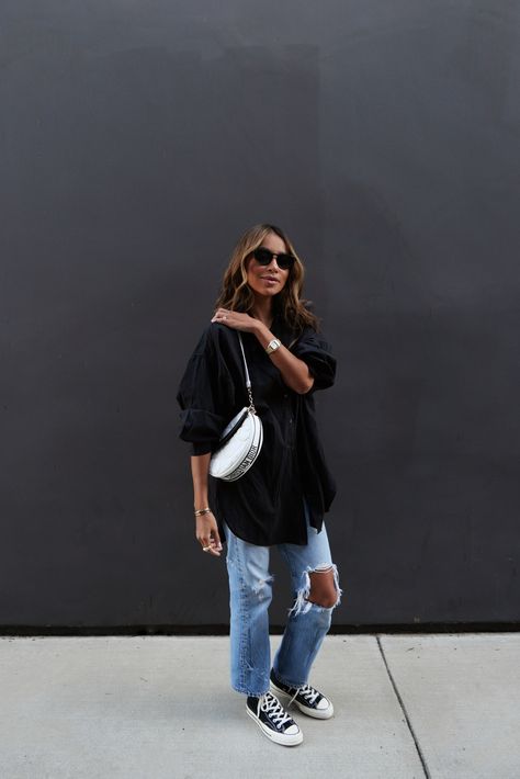 Women’s Oversized Button Down Shirt Outfit, Black Oversize Shirt Outfit, Oversized Button Up Shirt Outfit Women, Oversized Jean Button Up Shirt Outfit, Outfits With Denim Shirts Women, Black Dress Shirt Outfit Woman, Black White Denim Outfit, Oversized Button Up Shirt Outfit Casual, Oversized Blouse Outfit Casual