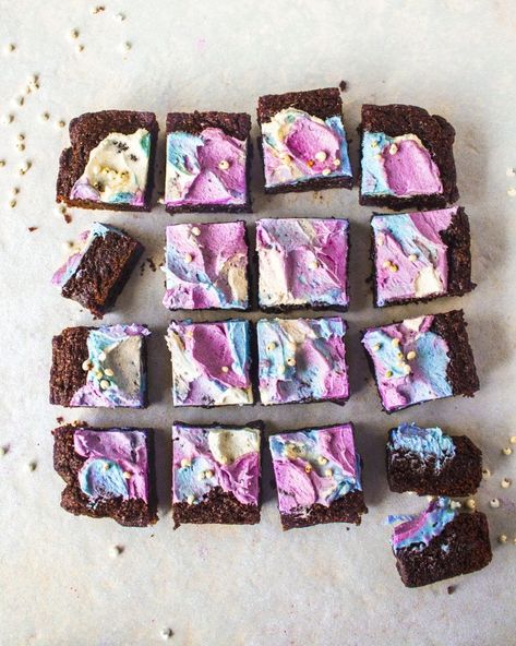 The Best Rainbow Vegan Brownies via @rainbownourish Rainbow Nourishments, Vegan Caramel Slice, Cashew Cream Recipe, Lemon Bars Easy, Pop Up Dinner, Perfect Brownies, Vegan Brownies, Vegan Cinnamon Rolls, Vanilla Bean Powder