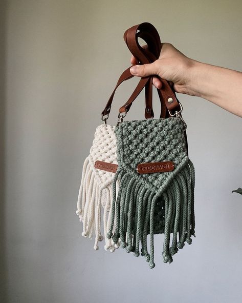 Cotton mini-bag in macrame technique with a leather strap for the most important things 🫶🏼  Fits a phone, some cash, and keys.  The leather strap can be adjusted to a convenient length. Size: 12*19cm Shoulder strap length: 120cm Macrame Bag With Wooden Handle, 5mm Macrame Projects, Macrame Craft Ideas, Macrame Net Bag, Macrame Pouch, Macrame Products, Macrame Accessories, Macrame Bags, Macrame Thread