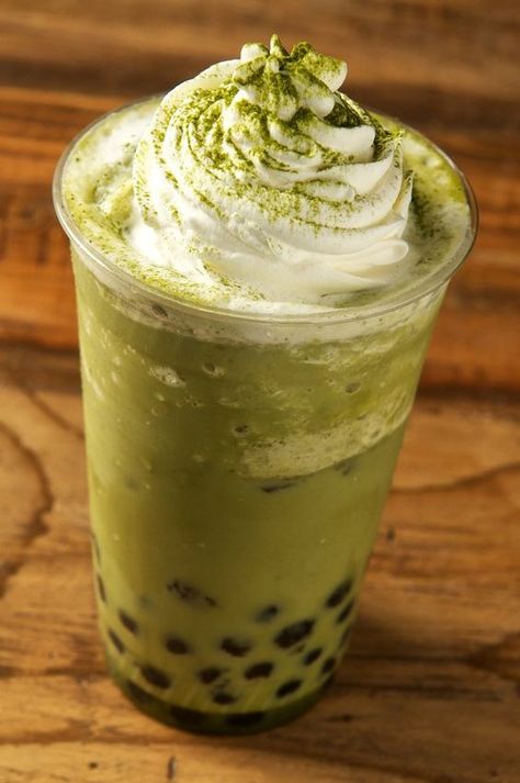 matcha bubble tea Boba Green Tea, Green Tea Boba, Matcha Bubble Tea, Matcha Tea Benefits, Bubble Tea Recipe, Matcha Milk, Bubble Tea Boba, Boba Drink, Matcha Drink