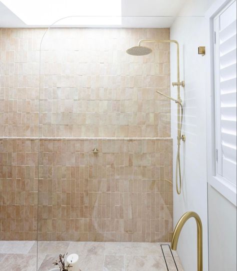 Zellige Tile Bathroom, Travertine Bathroom, Shower Area, Small Bathroom Renovations, Bathroom Design Inspiration, Beach House Design, Bathroom Inspiration Decor, Bathroom Renos, Shower Screen