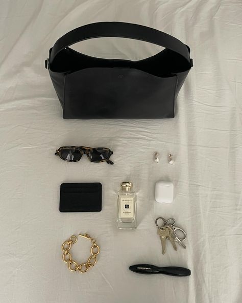 What’s in my bag <3 What's In My Bag Aesthetic, Boy Essentials, What Is In My Bag, Office Bags For Women, 50s Aesthetic, What's In My Purse, Church Fits, Inside My Bag, Minimalism Lifestyle