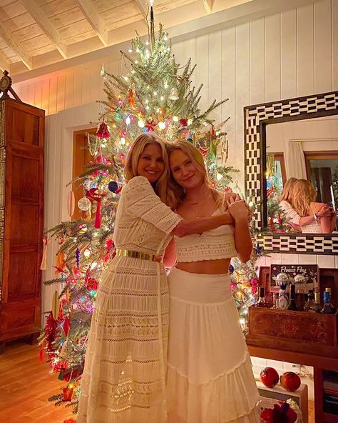 Christie Brinkley Shares Christmas Photo with Look-Alike Daughter: 'My Sunflower Sailor' Christie Brinkley Daughter, Sailor Brinkley, Christy Brinkley, Christie Brinkley Style, Merry Christmas My Friend, Cook Pictures, Sports Illustrated Models, Mom Show, Christie Brinkley