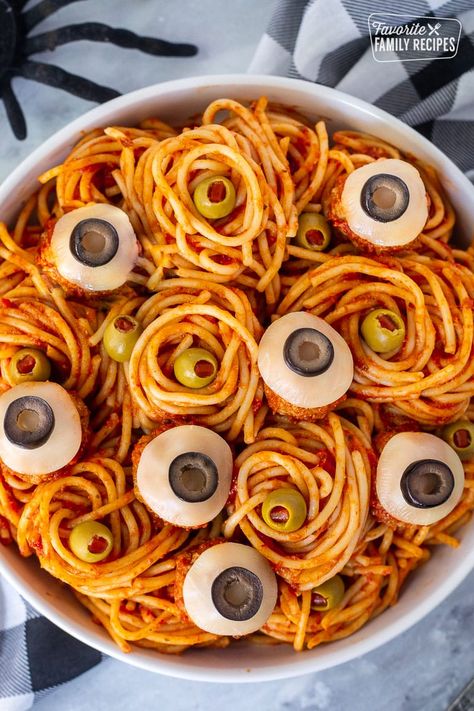 Eyeball Desserts, Spooky Dinner Food, Spaghetti And Eyeballs, Halloween Dishes Party Ideas, Spooky Appetizers, Gothic Dinner Party, Halloween Spaghetti, Spooky Halloween Dinner, Party Main Dish