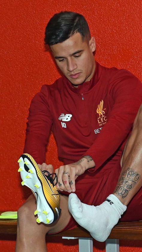 Magition Coutinho Liverpool, Aesthetic Football, Liverpool Players, Giants Football, Soccer Fan, About Football, Football Photos, You'll Never Walk Alone, Walk Alone