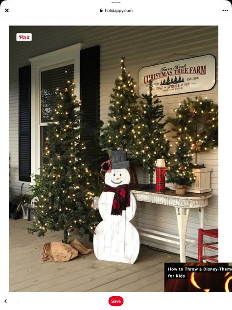 Farmhouse Christmas Front Porch, Easy Outdoor Christmas Decorations, Porch Christmas Tree, Porch Decoration Ideas, Outside Christmas Decorations, Pallet Christmas Tree, Christmas Decorating Ideas, Winter Porch, Outdoor Christmas Tree