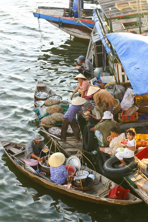 Vietnam Market, Vietnam City, Floating Market, Vietnam Art, Urban Landscape Design, Design Art Drawing, Realistic Drawings, Culture Travel, Human Figure