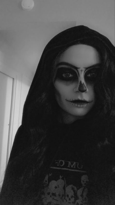 Reaper Makeup Female Grim, Grim Reaper Costume Female Makeup, Female Reaper Costume, Female Halloween Makeup Ideas, Grimm Reaper Costume Women, Grim Reaper Halloween Makeup, Female Grim Reaper Makeup, Grim Reaper Halloween Costume Women, Easy Grim Reaper Makeup