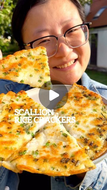 Scallion Rice Crackers, Crispy Rice Rolls Recipe, Healthy Asian Snacks, Rice Crackers Recipe, Rice Cracker Recipe, Homemade Toddler Snacks, Vegan Asian Food, Scallion Rice, Soaked Rice