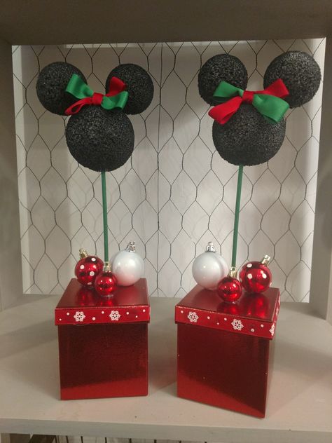 Disney Christmas Decorating Ideas, Disney Theme Christmas Party, Mickey Mouse Christmas Party Ideas, Disney Christmas Theme Decorations, Mickey Mouse Topiary, Disney Christmas Table Decorations, Mickey And Minnie Mouse Christmas Tree, Disney Christmas Display, Mini Mouse Christmas Tree Ideas