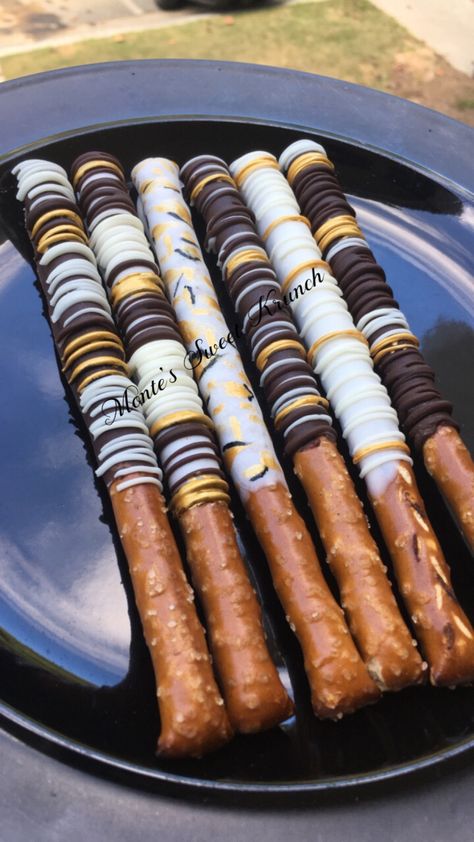 Black And Gold Candy Bar Ideas, Black White And Gold Chocolate Covered Oreos, Black And Gold Chocolate Pretzels, Desserts For 60th Birthday Party, 50th Birthday Treat Table, Black And Gold Pretzel Rods, Black White And Gold Desserts, Black And Gold Food Ideas, Black Treats For Party