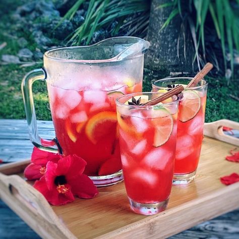 Looking for a refreshing and flavorful summer beverage? Try our spiced hibiscus tea recipe that can be enjoyed iced or spiked with white rum for an extra kick! Fresca Drinks, Spiked Tea, Cold Brew Iced Tea, Mango Tea, Yummy Summer Cocktails, Dried Hibiscus Flowers, Mexican Drinks, Boozy Brunch, Iced Tea Recipes