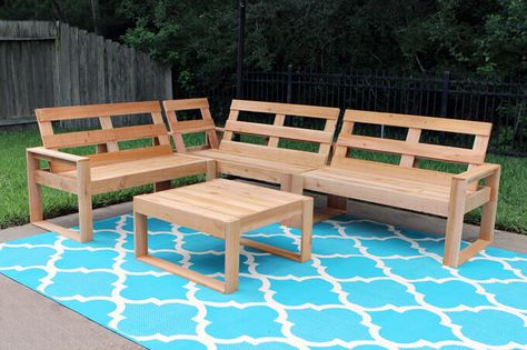 How to make an outdoor sectional out of cedar planks. DIY woodworking plans are available for you to make your own version of this outdoor sectional. Outdoor Sofa Plans, Sofa Area Externa, Outdoor Woodworking Plans, Build Outdoor Furniture, Used Outdoor Furniture, Outdoor Remodel, Outdoor Furniture Plans, Outdoor Couch, Pallet Outdoor