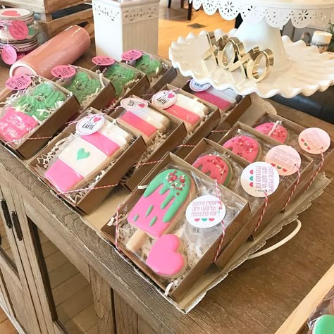 See this Instagram photo by @sugarysweetcottage • 34 likes Cookie Packaging Ideas, Cake Pop Displays, Cookie Booth, Cookie Display, Valentine Sugar Cookies, Cookie Shop, Valentines Cookies, Cookie Bouquet, Summer Cookies