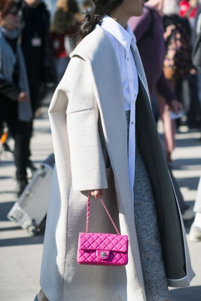 Street Style Cold Weather, Sportswear Street Style, Pink Bags Outfit, Chanel Bag Outfit, Vogue Edit, Vogue British, Street Style Bags, Quoi Porter, Bag Outfit