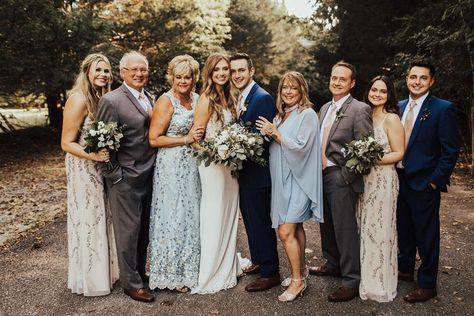 Family Wedding Pictures, Wedding Group Photos, Wedding Party Photography, Family Wedding Photos, Wedding Portrait Poses, Happy Bride, Large Families, Parents Wedding, Photography Poses Family