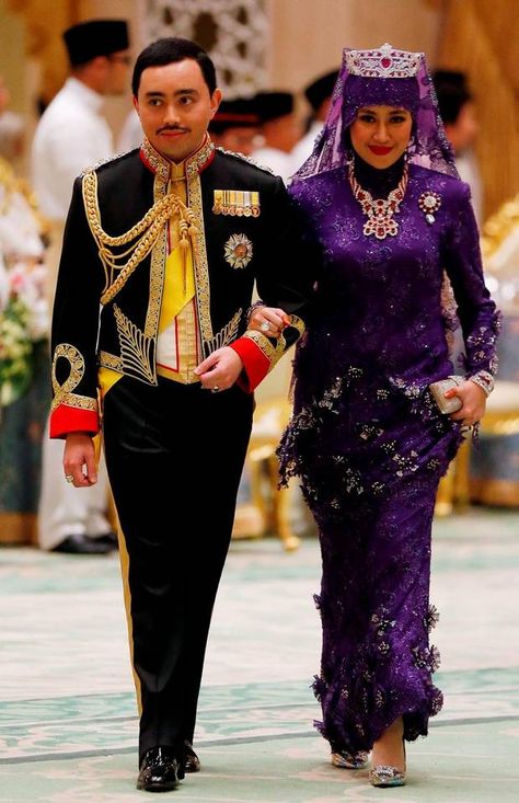 Brunei's newly wed royal couple, Prince Abdul Malik and Dayangku Raabi'atul 'Adawiyyah Pengiran Haji Bolkiah,  arrive at the royal wedding banquet at the Nurul Iman Palace in Bandar Seri Begawan www.diamonds.pro Diamond Heels, Indian Men Fashion, Royal Wedding Dress, Royal Brides, Fancy Wedding, Beautiful Wedding Photos, Royal Jewels, Royal Weddings, Evening Outfits