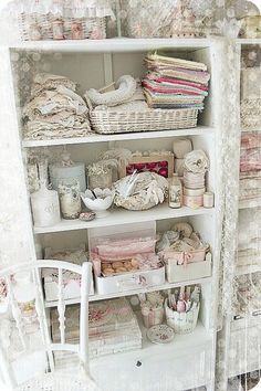 Shabby Chic Craft Room, Shabby Chic Shelves, Styl Shabby Chic, Chabby Chic, Decoration Shabby, Estilo Shabby Chic, Shabby Chic Room, Decor Studio, Shabby Chic Dresser