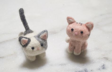 Needle Felted Cats Felt Keychain, Needle Felted Cat, Cat Tutorial, Needle Felting Kits, Fabric Toys, Felt Cat, Paper Craft Supplies, Fabric Yarn, Kawaii Cat