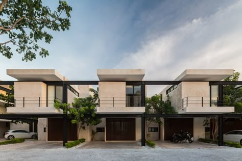 Gallery of Amé 236 Housing / Lavalle + Peniche Arquitectos - 1 Row House Design, Cluster House, Townhouse Exterior, Townhouse Designs, Interiors Dream, Traditional Building, Building Systems, Row House, Residential House