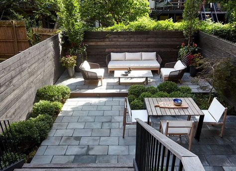 Vintage modern in a historic townhouse in New York Townhouse Courtyard, New York Backyard, Mid Century Modern Backyard, Historic Townhouse, New York Townhouse, Townhouse Garden, Mid Century Modern Dining Room, Contemporary Garden Design, Small Courtyard Gardens