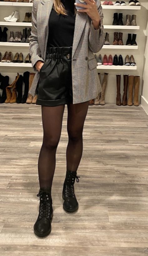 Short Leather Shorts Outfit, Black Short And Tights Outfit, Outfit Ideas Leather Shorts, Black Short With Tights Outfit, Look Short Noir, Leather Shorts Tights Outfit, Outfit Short Cuir, Bottomless Brunch Outfit Ideas Winter, Leather Shorts With Tights Outfit