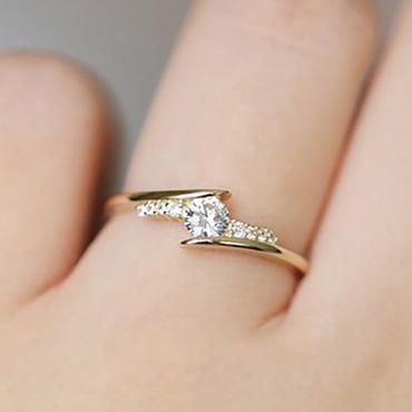 Simple Ring Design, Simple Diamond Ring, Classic Rings, Gold Finger Rings, Cute Engagement Rings, Gold Rings Simple, Diamond Rings Design, Gold Rings Fashion, Simple Diamonds