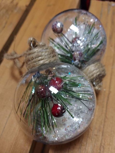 Glass Ornament Filler Ideas, Bauble Filling Ideas, Old Christmas Bulbs Crafts Ideas, Clear Round Ornaments Diy, Plastic Bulb Ornament Ideas, Glass Bulb Ornament Ideas, Clear Fillable Ornament Ideas, Fillable Christmas Ornament Ideas, Christmas Bulbs Diy