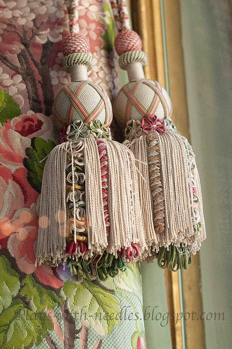 Beautiful tiebacks, Love the blog-Plays With Needles!~Marie-Window Designs Etc.....Versailles Classical Curtains, Decoration Shabby, Estilo Shabby Chic, Pink Room, French Decor, Marie Antoinette, Window Coverings, Rococo, Versailles