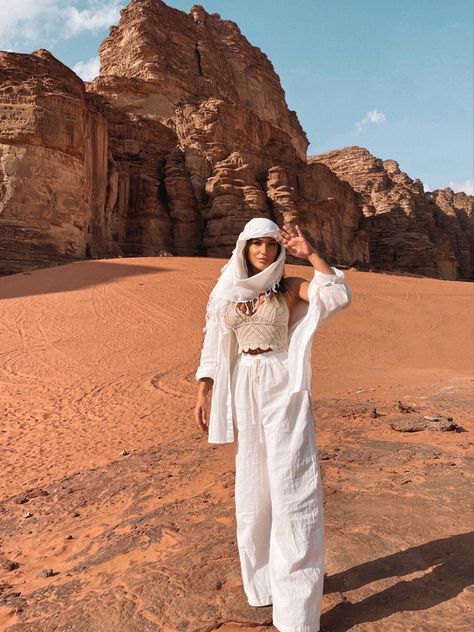 Arabian Summer Outfit, Ysl Museum Morroco, Egypt Outfit Inspiration, Desert Women Outfit, Desert Looks Fashion, Morocco Outfit Ideas Fall, Desert Look Dubai, Middle East Outfit Ideas, Sahara Outfit Women