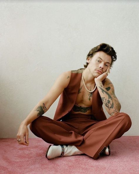 Grunge Style Outfits, Harry Styles Photoshoot, Fine Line Harry Styles, Harry Styles Fine Line, Harry Styles Poster, Harry Styles Aesthetic, Rock Outfit, Harry Styles Wallpaper, Harry Styles Pictures