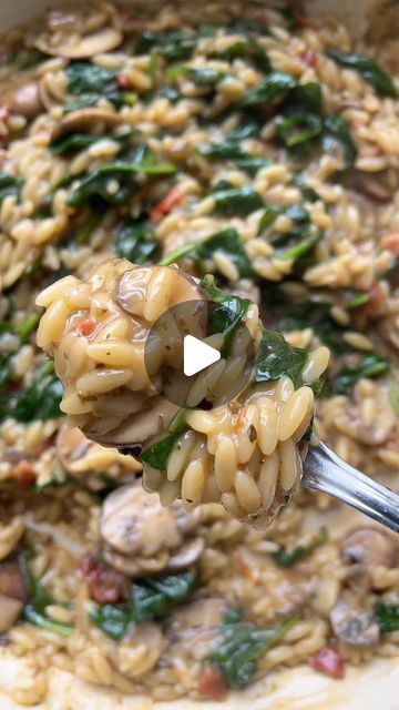 Elisa Rossi - Happyskinkitchen on Instagram: "Creamy Mushroom & Sundried Tomatoes Orzo 🌱One of my favourite lazy dinners as it’s ready in under 20 minutes and everything cooks into one pan 👌🏻It also taste absolutely delicious 🫶🏻😋Full recipe below 👇🏻 Serves 2 Ingredients: 1 shallot - finely chopped a drizzle of olive oil 200g chestnut mushrooms - sliced 1 tbsp mixed italian herbs 5-6 sundried tomatoes - chopped 150g orzo pasta 400ml veggie stock 1/2 can (400ml) coconut milk 2 handful of baby spinach salt & pepper to taste Serve with: a sprinkle of vegan or regular parmesan Add the olive oil to a pan on medium heat. Once hot add in the chopped shallot and cook for 5-8 minutes until it starts to caramelise. Add in the mushrooms and dried herbs and cook for another 5 minutes un Spinach Risotto, Orzo Pasta Recipes, Creamy Orzo, Mushroom Risotto Recipes, Mushroom Recipes Pasta, Lazy Dinners, Healthy Supper, Orzo Recipes, Spinach Stuffed Mushrooms