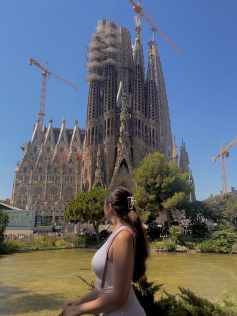 things to do in barcelona, things to see in barcelona, picture ideas, outfit idea Barcelona Picture Ideas, Things To See In Barcelona, Barcelona Spain Aesthetic, Barcelona Girl, Travel Europe Aesthetic, Barcelona Life, Wallpaper Barcelona, Aesthetic Barcelona, Barcelona Wallpaper