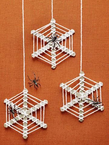 Oh, what a web we weave when making these for Halloween! Paint three craft sticks silver and let them dry. Glue them together at the center, forming an asterisk shape. Tie one end of a length of yarn (we used about 2 yards for one web) to the center of the sticks. Wrap it around the other spokes, then move outward, wrapping the sticks as shown. Tie off the yarn and add a plastic spider. Ide Halloween, Halloween Schminke, Dekorasi Halloween, Halloween Infantil, Halloween Decor Diy, Halloween Fest, Diy Halloween Decor, Easy Halloween Crafts, Halloween Crafts Decorations