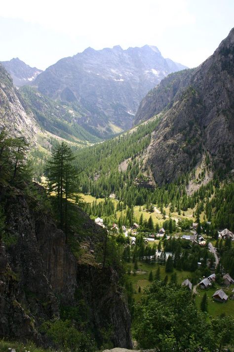 Ailefroide-village from above Village From Above, Landscape Inspiration, Holiday Wishlist, Visit France, Places In Europe, Rural Area, Art Class, Art Classes, Nepal