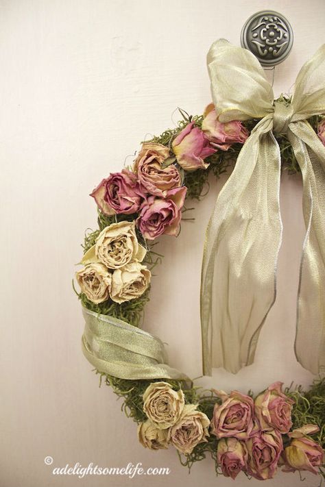 The Charming Romance Dried Roses Add to Your Decor Diy Shabby Chic Christmas, Rose Palette, Craft Wreath, Wabi Sabi Home, Shabby Chic Wreath, Rosé Christmas, Shabby Chic Decorating, Dried Roses, Drying Roses