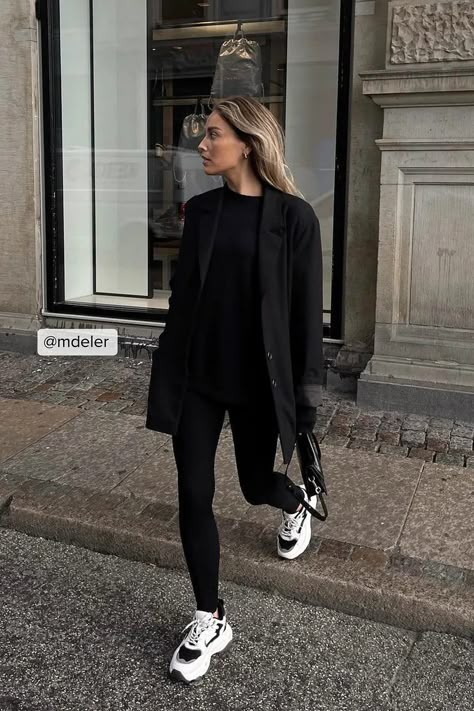 Black Rubber Shoes Outfit, Chunky Tennis Shoes Outfit, Rubber Shoes Outfit Casual, Sporty Office Outfit, Chunky Trainers Outfit, London Women Fashion, Smart Trainers, Chunky Sneakers Outfit, Black Sneakers Outfit