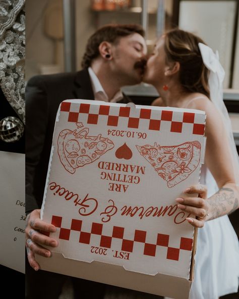 Thinking of having a pizza truck at your elopement? Count me IN!💋📸🍕🪩💫 But seriously, what a fun shoot! The theming of this elopement was SO perfect, and serves as a reminder that your special day should be whatever YOU want it to be! Want a food truck instead of a catered meal? DO IT! Want a more intrinsic and retro vibe rather than something more traditional? DO IT! Want to do a desert platter rather than get a large cake? You guessed it, DO IT! (… but if you are thinking of a pizza truck,... Pizza Theme Wedding, Just Married Pizza, Pizza Truck Wedding, Pizza At Wedding, Pizza Bar Wedding, Pizza Wedding Cake, Pizza Wedding Reception, Elope Party, Pizza Party Wedding