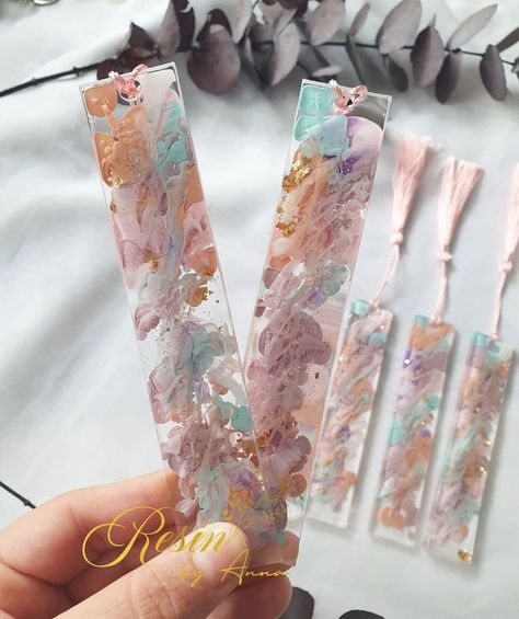 Resin Mobile Cover, Diy Resin Gifts, Resin Dried Flowers, Resin Pendant Diy, Seni Resin, Art Exploration, Resin Bookmarks, Flower Resin Jewelry, Resin Crafts Tutorial