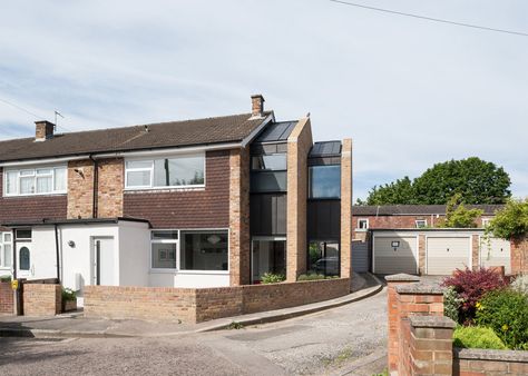 Selencky Parsons has extended a midcentury end-of-terrace house in the southeast of the city by adding a pair of brick gables that diminish in size Terrace Extension, Dynamic Architecture, Gable Wall, 60s House, 60s Interior, 1960s House, Mid Century Exterior, Council House, Side Extension