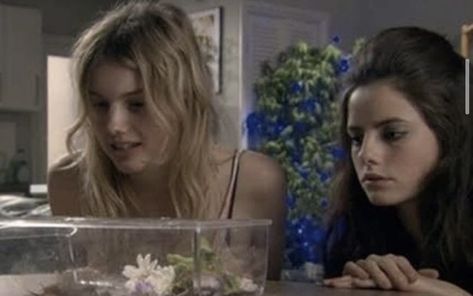 #grunge #skims Skins Generation 1, Skins Effy, Cassie Ainsworth, Skins Aesthetic, Cassie Skins, Effy Stonem, Skin Aesthetics, Skins Uk, Kaya Scodelario