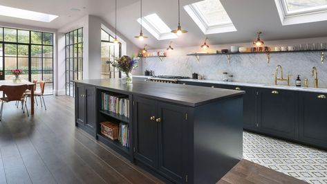 Hayley Allman's house, New Yorker "The Perfect Paint," 2019. By Queens Park Design & Build - Property renovations, interior design, planning and building in London. Railings cabinets and woodwork, Peignoir on the walls. Kitchen Floor Tile Design, Island With Sink, Kitchen Diner Extension, Kitchen Island With Sink, Dark Kitchen, Classic Kitchen, Best Kitchen Designs, Dark Kitchen Cabinets, Shaker Kitchen