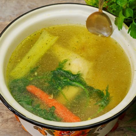 This easy chicken broth recipe is so full of necessary minerals that are often missing, especially if you're eating processed foods. Chicken Broth Recipe, Chicken Bone Broth Recipe, Make Chicken Broth, Chicken Broth Recipes, Chicken Stock Recipe, Low Fat Chicken, Boiled Chicken Breast, Bone Broth Recipe, Quick Chicken