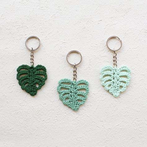 This crochet Monstera leaf keychain is a unique and thoughtful gift for plant lovers. It's made with sturdy cotton yarn and features a realistic leaf shape. The keychain is also lightweight and easy to attach to a bag or.#crochetkeychain #handmadegifts #DIYkeychain #crochetlove #keychainaddict Green Crochet Keychain, Crochet Leaf Keychain, Leave Crochet, Crochet Cute Keychain, Cute Crochet Keychains, Crochet Monstera Leaf, Crochet Key Chains, Nature Crochet, Crochet Monstera