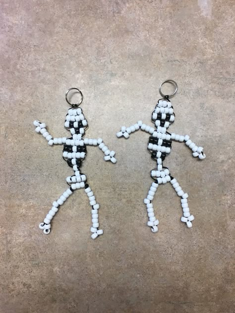 Diy Halloween Keychain, Pony Beads Keychains, Pony Beads Crafts, Pony Bead Keychain Patterns, Keychain Ideas Diy, Bracelet Keychain Diy, Diy Keychain Ideas, Bead Buddies, Creepy Skeleton