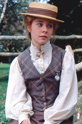 Anne of Green Gables: The Sequel (1987) Megan Follow Plays Anne Shirley ★ Toronto stage and wardrobe designer Martha Mann created the costumers for the first two films and the fourth film.  ★ Mann's design for Anne the Sequel took Megan Follows from being a child to a young ingenue. Anne Shirley, Anne Of Green, Anne Of Green Gables, Green Gables, A Woman, Green, White