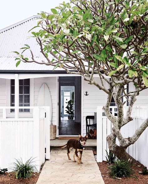 From weatherboard cottages to regal estates, be inspired by our pick of the top country home exteriors. White House Exterior Ideas, White House Exterior, House Exterior Ideas, Country Style Magazine, Weatherboard House, White Exterior Houses, Dream Farm, Cottage Renovation, Cottage Exterior