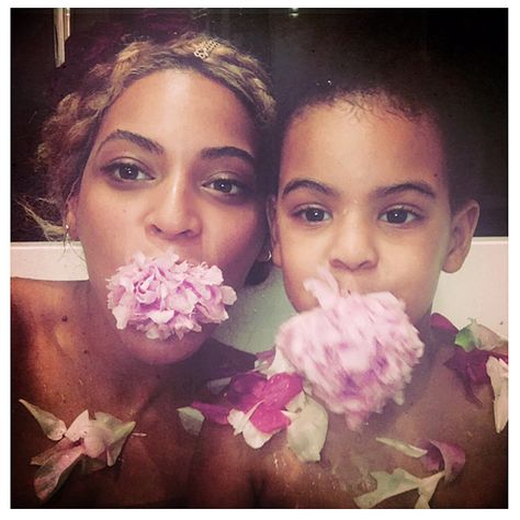 Beyoncé belatedly posted some adorable photos of her and Blue Ivy on Mother's Day. Blue Ivy And Beyonce, Beyoncé And Blue Ivy, Beyonce And Blue Ivy, Beyonce Xo, Bee Beyonce, King B, Tina Knowles, Blue Ivy Carter, Mothers Day Pictures