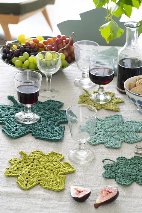 Déco de table : tutoriel pour crocheter des dessous de verre en forme de feuille - Marie Claire Plaid Crochet, Big Wool, Fabric Coasters, Crochet Coasters, Crochet Motif, Baby Sewing, Marie Claire, Fiber Art, Free Crochet