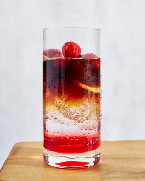 Unique Espresso Drinks, Espresso Tonic Recipe, Cafe Beverage, Coffee Tonic, Espresso Tonic, Summer Coffee Drinks, Mixology Recipes, Raspberry Drink, Cafe Drinks